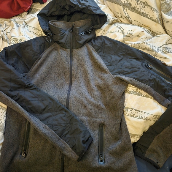 Burton zip up sweater Large but feels a bit smaller more like a medium - Picture 12 of 16